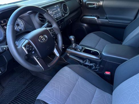 Used 2022 Toyota Tacoma TRD Off-Road image 12