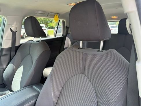Used 2022 Toyota Highlander LE FWD image 11