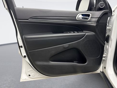 Used 2019 Jeep Grand Cherokee Limited AWD/4WD image 9