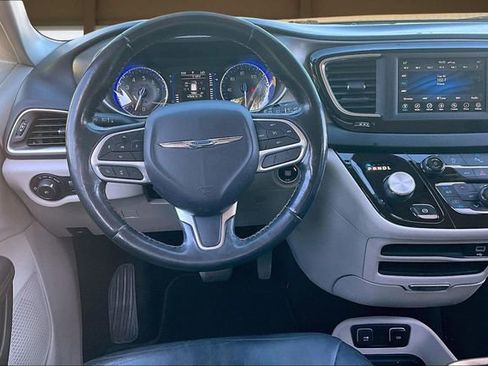 Used 2020 Chrysler Pacifica Touring-L image 5