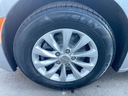 Used 2019 Chrysler Pacifica Touring-L image 30