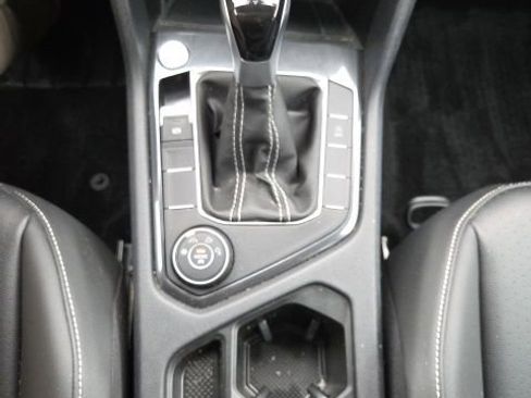 Certified 2024 Volkswagen Tiguan SE image 19