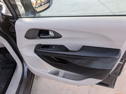 Used 2021 Chrysler Pacifica Touring-L image 27