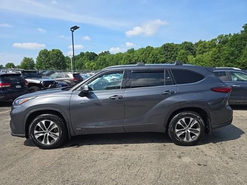 Used 2020 Toyota Highlander XLE AWD/4WD image 4