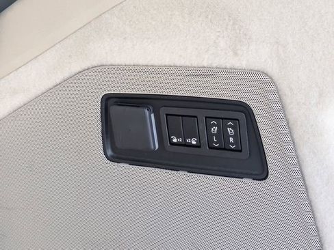 Used 2023 Cadillac Escalade Premium Luxury AWD/4WD image 37