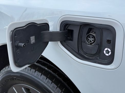 Used 2023 Ford F150 Lightning Lariat image 41