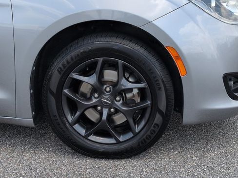 Used 2019 Chrysler Pacifica Touring-L w/ Premium Audio Group FWD image 12