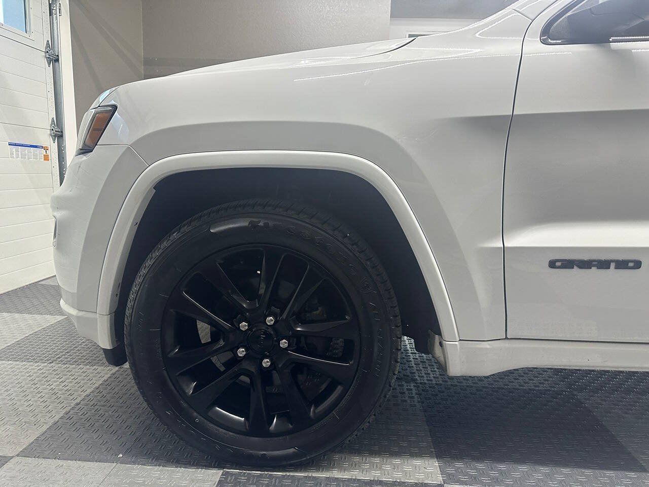 Used 2019 Jeep Grand Cherokee Altitude AWD/4WD image 14