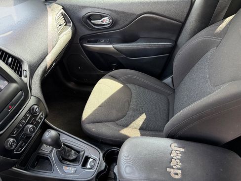 Used 2019 Jeep Cherokee Latitude w/ Popular Appearance Group image 17