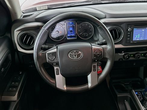 Used 2018 Toyota Tacoma SR5 w/ SR5 Appearance Package (SM) RWD image 17
