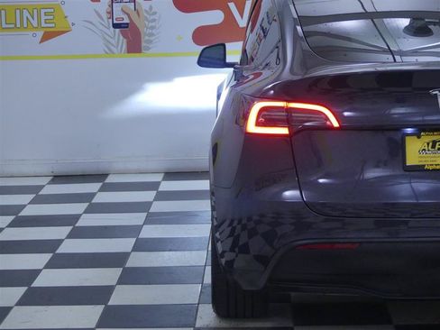 Used 2024 Tesla Model Y Long Range AWD/4WD image 28