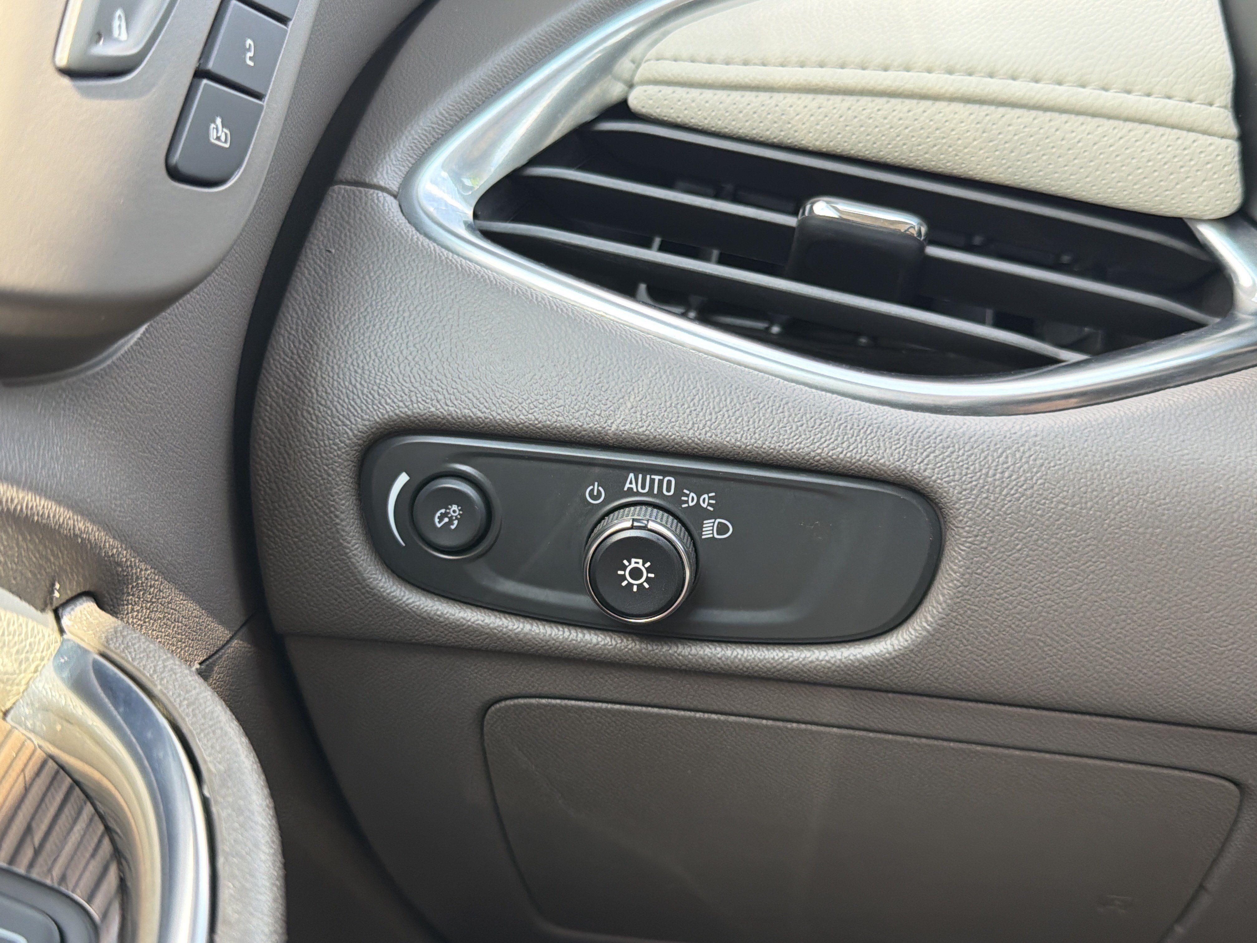 Used 2025 Chevrolet Equinox LT AWD/4WD image 13