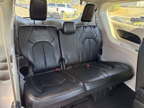 Used 2024 Chrysler Pacifica Touring-L FWD image 14