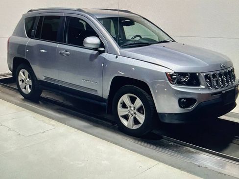 Used 2017 Jeep Compass Latitude AWD/4WD image 2