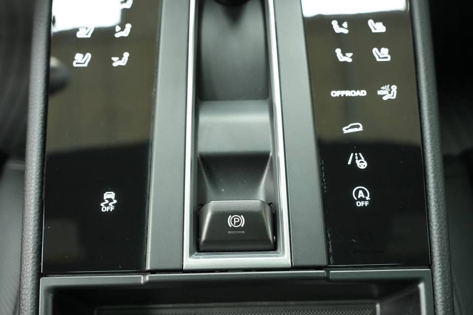 Certified 2026 Porsche Macan AWD/4WD image 22