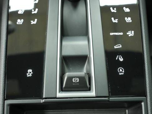 Certified 2026 Porsche Macan AWD/4WD image 22