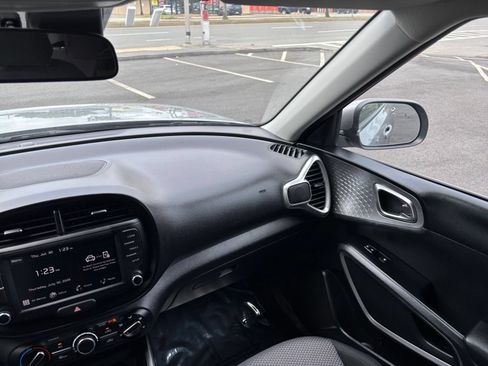 Used 2025 Kia Soul LX w/ LX Technology Package FWD image 25