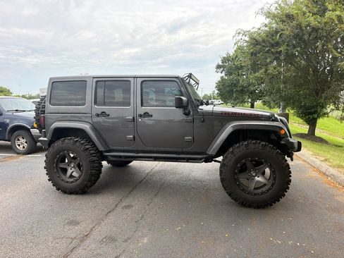 Used 2017 Jeep Wrangler Unlimited Rubicon w/ Cold Weather Group AWD/4WD image 11
