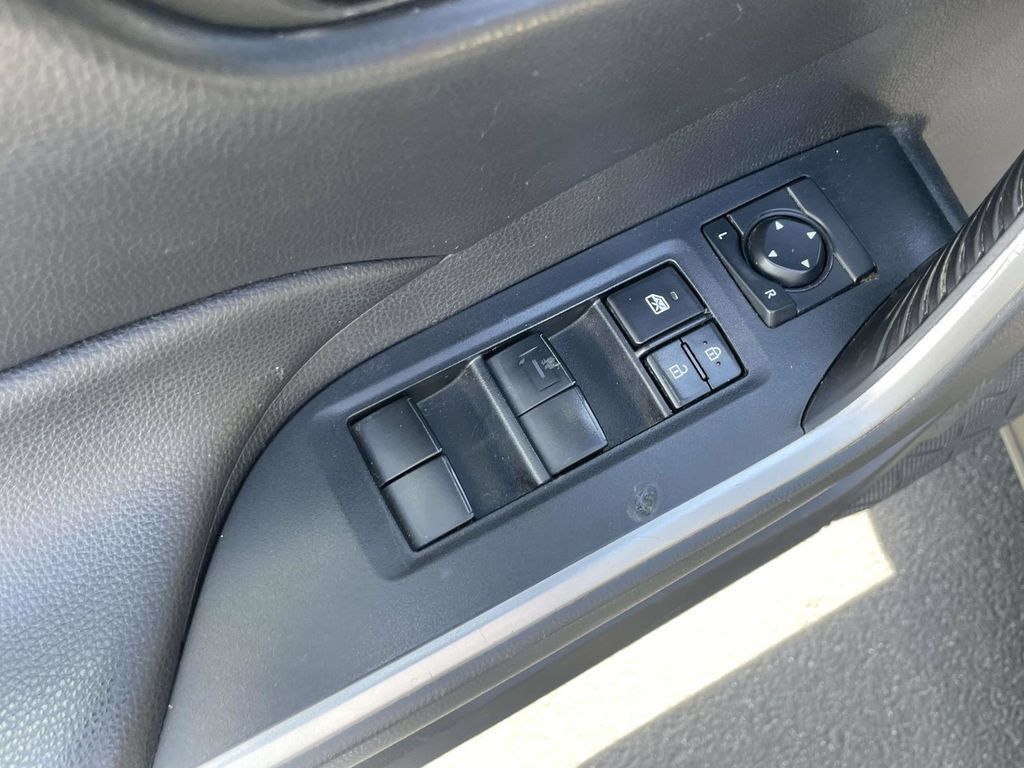 Used 2021 Toyota RAV4 XLE FWD image 18