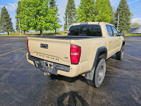 Used 2017 Toyota Tacoma TRD Off-Road AWD/4WD image 6