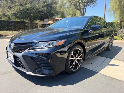 Used 2019 Toyota Camry SE FWD image 1