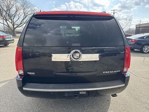 Used 2010 Cadillac Escalade Luxury image 3