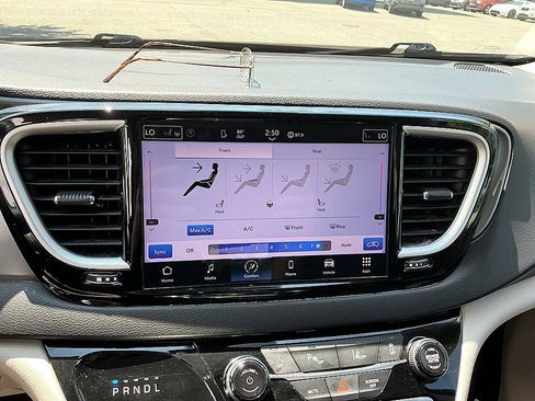 Used 2024 Chrysler Pacifica Touring-L FWD image 17