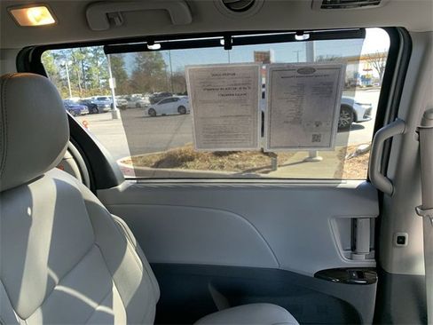 Used 2020 Toyota Sienna Limited image 11