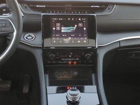 Used 2024 Jeep Grand Cherokee Altitude image 29