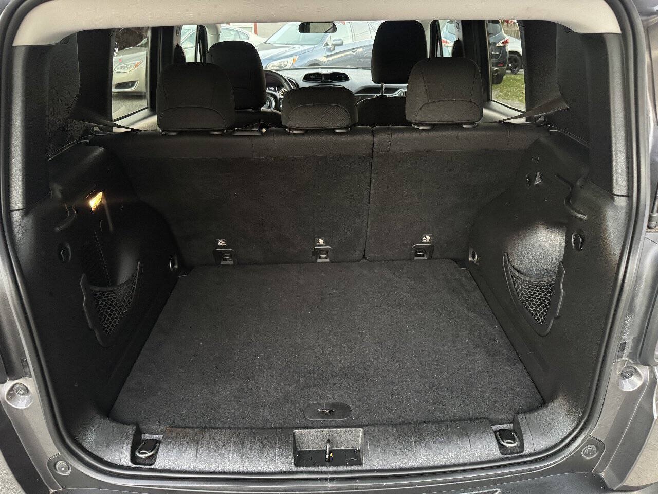 Used 2018 Jeep Renegade Latitude FWD image 29