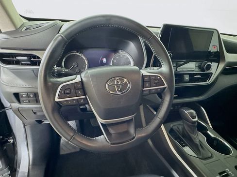 Used 2023 Toyota Highlander XLE FWD image 12
