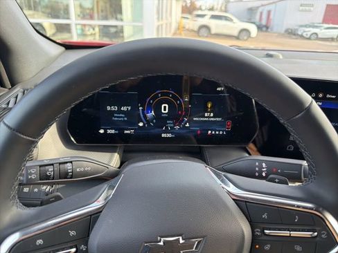 Used 2025 Chevrolet Equinox LT w/ Convenience Package II image 2