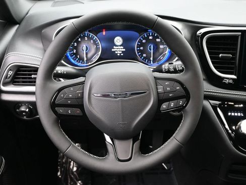 New 2026 Chrysler Pacifica Select image 17