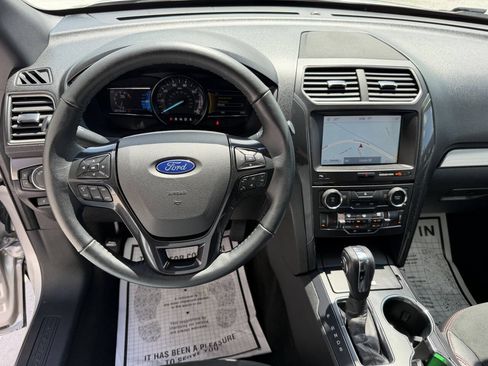 Used 2018 Ford Explorer XLT w/ Equipment Group 202A AWD/4WD image 12