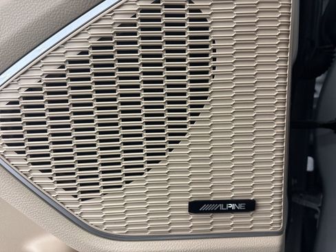 Used 2022 Jeep Grand Cherokee Limited w/ Luxury Tech Group II image 13