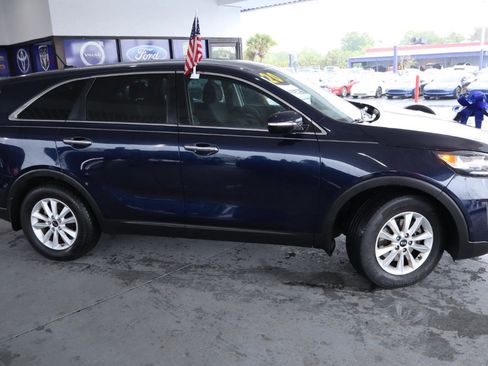 Used 2020 Kia Sorento LX image 4