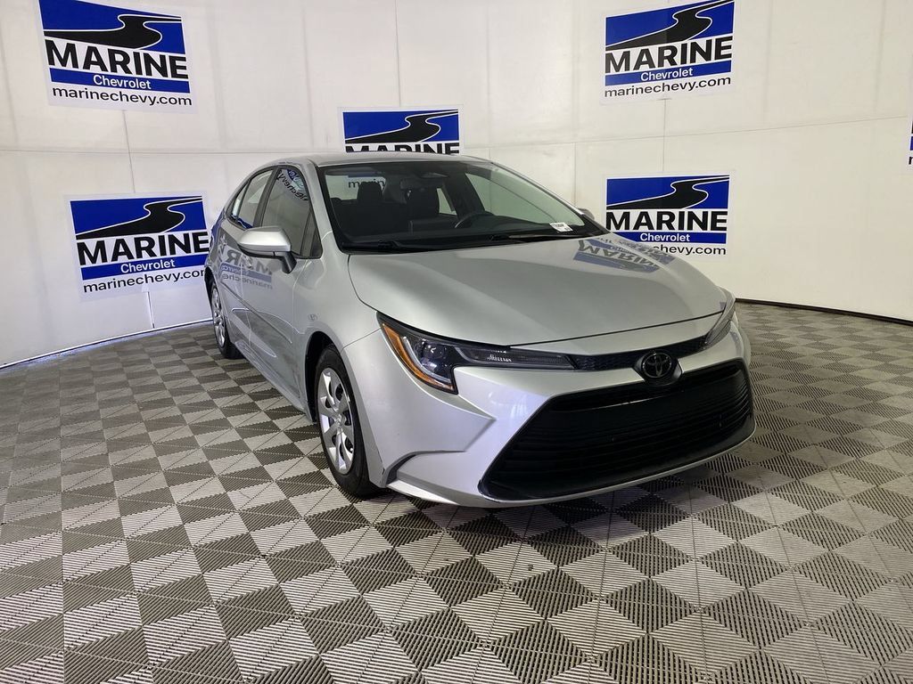 Used 2025 Toyota Corolla LE FWD image 1