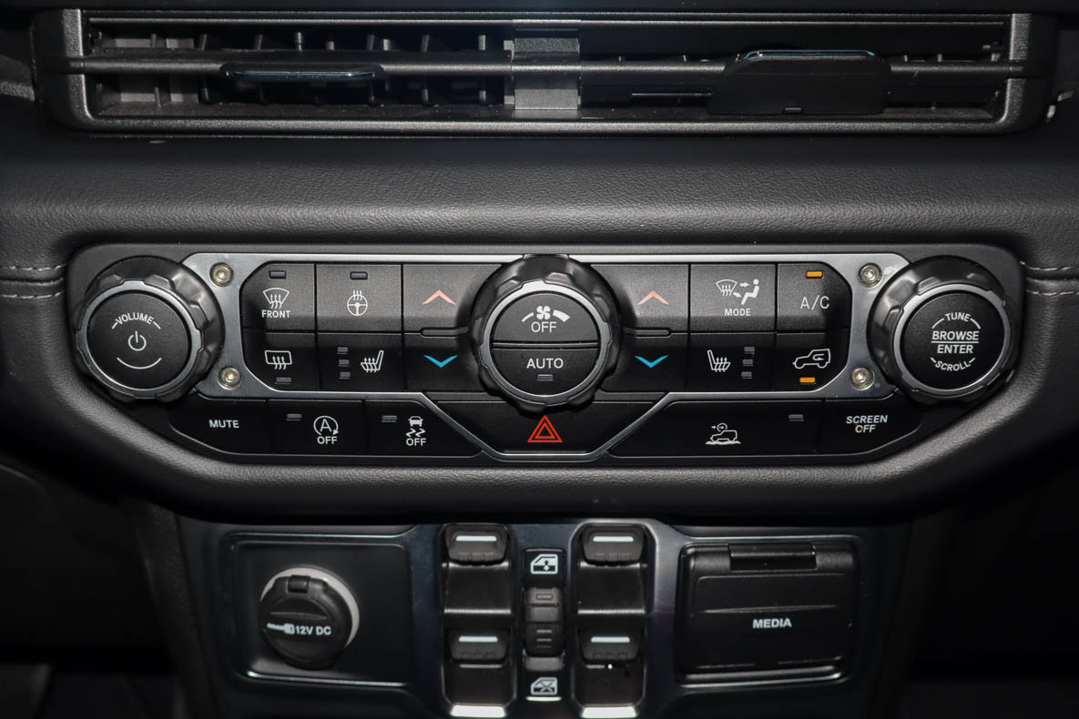 Used 2025 Jeep Gladiator Mojave AWD/4WD image 10