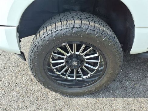 Used 2021 Nissan Titan SV AWD/4WD image 10
