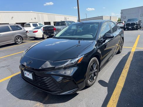 Used 2025 Toyota Camry LE w/ Convenience Package FWD image 4