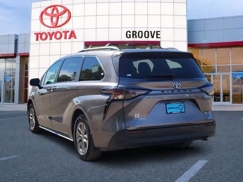 Used 2023 Toyota Sienna XLE FWD image 3