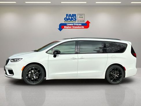 New 2026 Chrysler Pacifica Limited w/ Uconnect Theater Family Group image 13