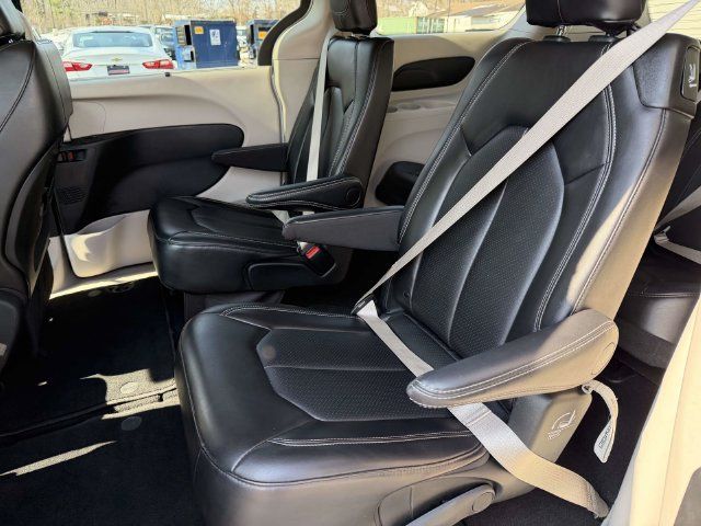 Used 2024 Chrysler Pacifica Touring-L FWD image 3