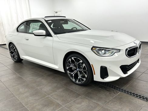 Used 2025 BMW 230i xDrive Coupe w/ Premium Package image 6