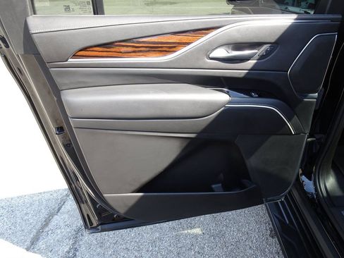 Used 2022 Cadillac Escalade ESV Premium Luxury AWD/4WD image 16
