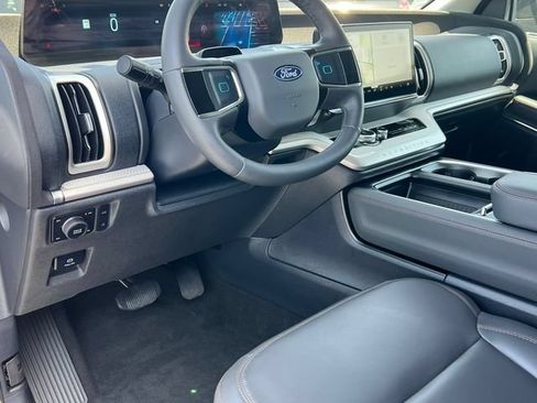 Certified 2025 Ford Expedition Active AWD/4WD image 18