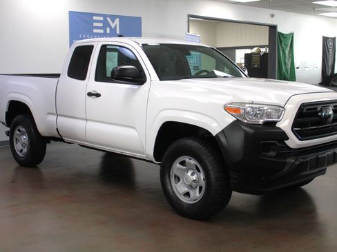 Used 2018 Toyota Tacoma SR image 2