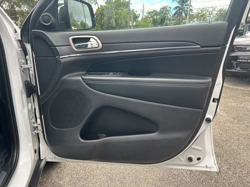 Used 2017 Jeep Grand Cherokee Limited image 27