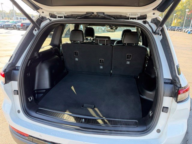 Used 2025 Jeep Grand Cherokee Altitude RWD image 9
