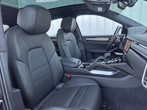 Used 2021 Porsche Cayenne Turbo S image 40